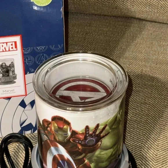 💥NWT Scentsy Home Full Size Fragrance Wax Melt Warmer MARVEL Super Hero Plug In - Picture 5 of 12